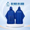 Mẫu áo mưa quà tặng sắc xanh nổi bật, tôn vinh hình ảnh thương hiệu thông qua logo in sắc sảo ở hai mặt trước sau.