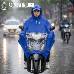 Ô nhựa trong suốt được bố trí khéo léo ở tà trước, hỗ trợ phát sáng tối đa cho đèn pha xe máy