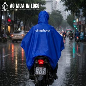 Mặt lưng áo đóng vai trò như một banner di động, thu hút sự chú ý của hàng ngàn người tham gia giao thông