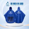 Hình ảnh chiếc áo che mưa màu xanh dương đậm in logo trắng nổi bật, mang lại cảm giác thanh lịch và chuyên nghiệp