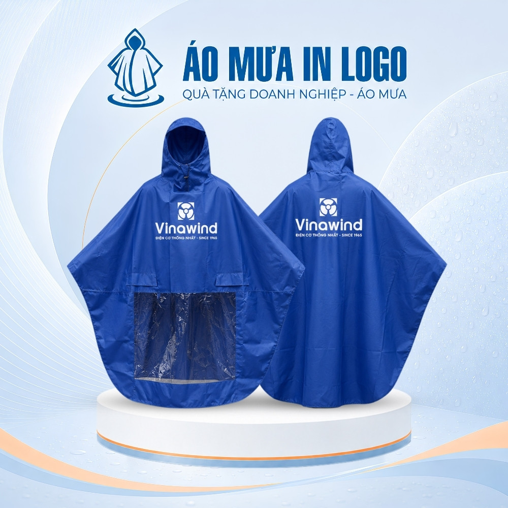 Hình ảnh chiếc áo che mưa màu xanh dương đậm in logo trắng nổi bật, mang lại cảm giác thanh lịch và chuyên nghiệp