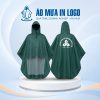 Áo mưa vải dù xanh rêu trầm ấm kết hợp cùng logo trắng nổi bật tạo nên tổng thể hài hòa, mang lại cảm giác tin cậy và chuyên nghiệp