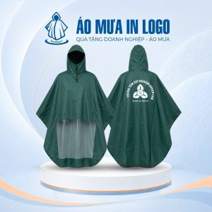 Áo mưa vải dù xanh rêu trầm ấm kết hợp cùng logo trắng nổi bật tạo nên tổng thể hài hòa, mang lại cảm giác tin cậy và chuyên nghiệp