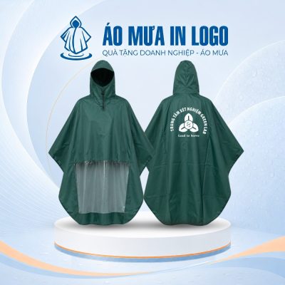 Áo mưa vải dù xanh rêu trầm ấm kết hợp cùng logo trắng nổi bật tạo nên tổng thể hài hòa, mang lại cảm giác tin cậy và chuyên nghiệp