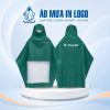 Mẫu áo che mưa cánh dơi sắc xanh lá đậm thanh lịch, nổi bật với logo trắng được in sắc nét ở hai mặt trước sau