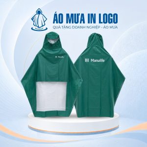 Mẫu áo che mưa cánh dơi sắc xanh lá đậm thanh lịch, nổi bật với logo trắng được in sắc nét ở hai mặt trước sau