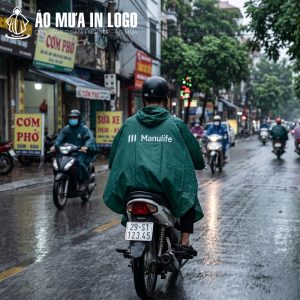 Mặt sau áo cung cấp diện tích in ấn rộng lớn, biến mỗi người dùng thành một tấm biển quảng cáo di động hiệu quả