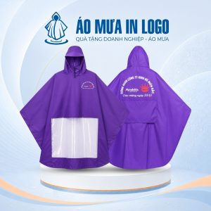 Thiết kế áo mưa cánh dơi mang sắc tím nổi bật, thể hiện trọn vẹn thông điệp tri ân cùng logo thương hiệu in sắc nét ở ngực và lưng áo