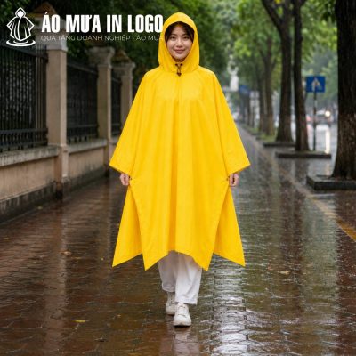 Nữ nhân viên văn phòng Việt Nam cười rạng rỡ khi đi bộ trên vỉa hè ẩm ướt dưới làn mưa nhẹ với chiếc áo mưa cánh dơi.