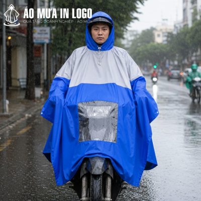 Mặt trước áo mưa AM-CD08 khi đi xe máy thực tế với ô bóng kính trong suốt che khít đèn pha cực kỳ an toàn