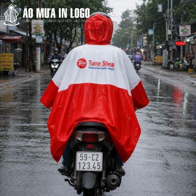 Mặt sau áo mưa AM-CD11 hiển thị logo Tune Shop rõ ràng và nổi bật khi người dùng lái xe trên phố