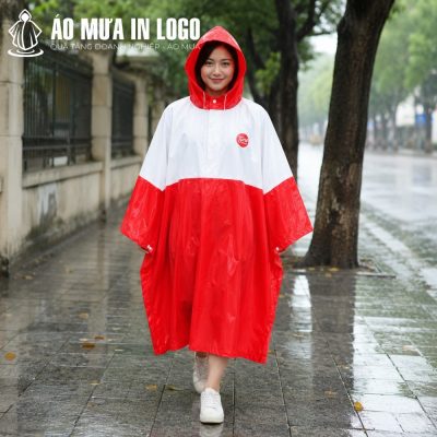 Người dùng mặc áo mưa cánh dơi AM-CD11 đi bộ thoải mái trên vỉa hè ẩm ướt sau cơn mưa