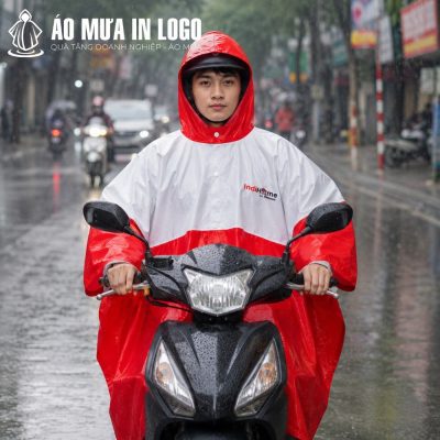 Nam thanh niên lái xe máy dưới trời mưa tầm tã, chụp trực diện phía trước, mặc áo mưa phối đỏ trắng có in logo thương hiệu
