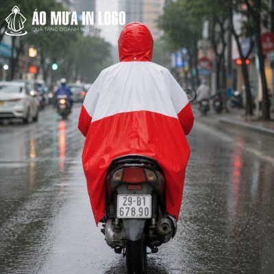 Góc nhìn từ phía sau của người lái xe máy cho thấy độ che phủ rộng rãi của tà áo mưa