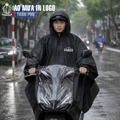 Thiết kế bóng kính trong suốt phía trước giúp không cản ánh sáng đèn xe máy khi di chuyển ban đêm