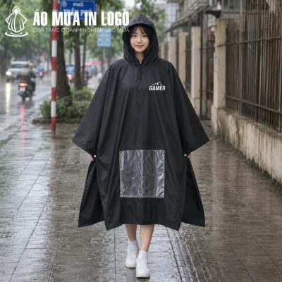 Nữ nhân viên văn phòng tự tin đi bộ dưới trời mưa với áo mưa cánh dơi dáng rộng