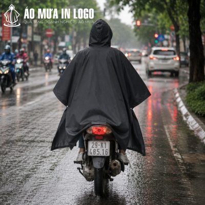 Vạt sau áo mưa phủ rộng che kín phần đuôi xe máy bảo vệ hành lý khỏi ướt bẩn