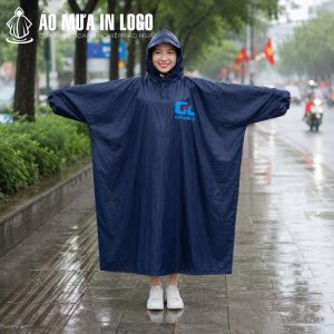 Mẫu áo mưa dáng bít AM-DB06 mặc trên người mẫu nữ thể hiện form dáng rộng rãi che phủ tốt