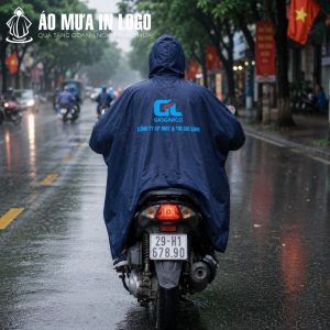 Người dùng mặc áo mưa AM-DB06 lái xe máy an toàn dưới trời mưa lớn nhờ thiết kế cản gió tốt