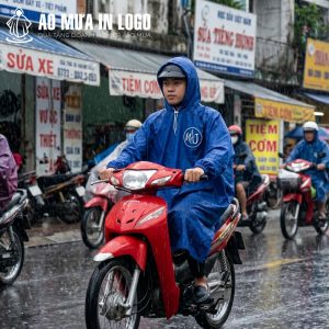 Nam nhân viên dễ dàng điều khiển xe máy trên đường phố đông đúc ngày mưa nhờ thiết kế áo mưa dáng bít rộng rãi, không vướng víu.