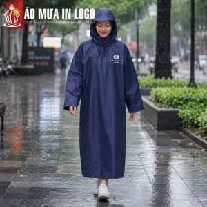 Mẫu áo mưa AM-DB08 màu xanh than mặc trên người mẫu nữ đi bộ dưới trời mưa tại Hà Nội