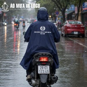 Mặt lưng áo mưa AM-DB08 in logo Công đoàn công ty Jing Bo sắc nét khi di chuyển trên đường phố