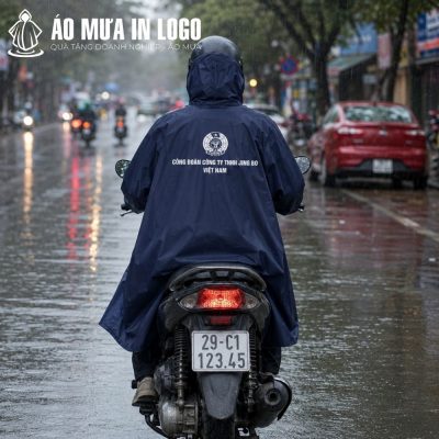 Mặt lưng áo mưa AM-DB08 in logo Công đoàn công ty Jing Bo sắc nét khi di chuyển trên đường phố