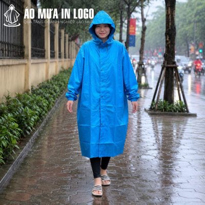 Thiết kế dáng dài thanh lịch giúp tôn dáng người mặc ngay cả trong điều kiện thời tiết xấu