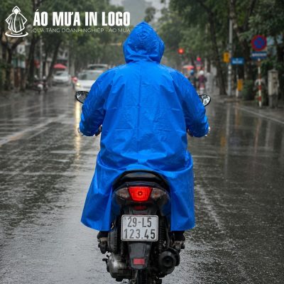 Góc nhìn từ phía sau của người lái xe máy cho thấy độ che phủ an toàn và logo nổi bật