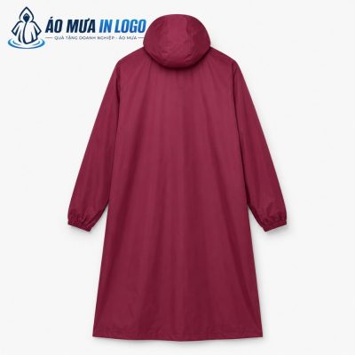 Mặt sau của áo mưa măng tô trơn nhẵn với đường may ép chống thấm nước tỉ mỉ