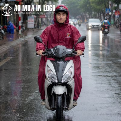 Nam nhân viên lái xe máy an toàn dưới mưa nhờ thiết kế che chắn kín kẽ của áo mưa măng tô