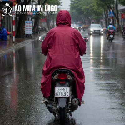 Mặt sau áo mưa măng tô che chắn toàn diện cho người lái xe máy từ phía sau