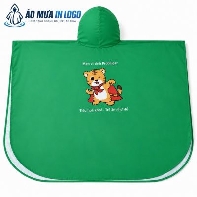 Mặt sau của áo mưa in hình họa tiết chú hổ con đeo khăn choàng đỏ vô cùng đáng yêu và sinh động