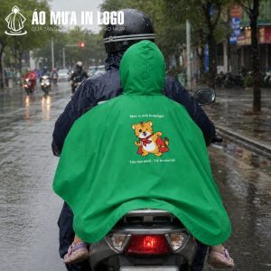 Góc nhìn từ phía sau của bé trai ngồi trên xe máy lộ rõ thông điệp quảng cáo in trên lưng áo mưa