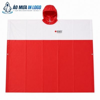 Mặt trước áo mưa poncho trải phẳng thể hiện rõ tỷ lệ phối màu đỏ trắng cân đối