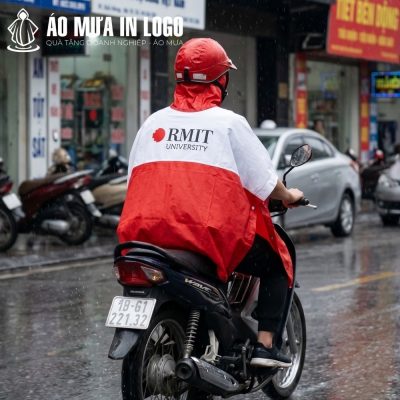 Logo RMIT University in kéo lụa nổi bật ở mặt sau áo mưa khi di chuyển trên đường phố