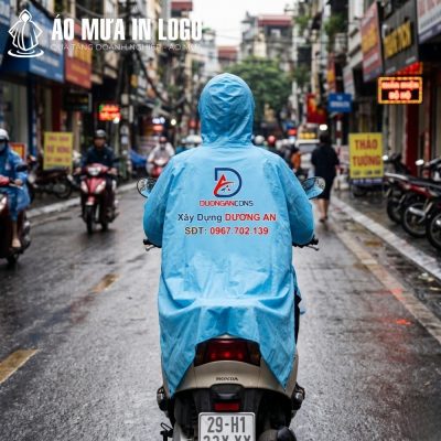 Thực tế người lái xe máy sử dụng áo mưa poncho AM-PC02 dưới trời mưa lớn trên đường phố