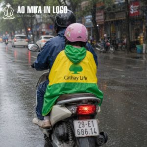Mặt sau áo mưa với logo Cathay Life in lụa sắc nét nổi bật khi bé di chuyển trên đường