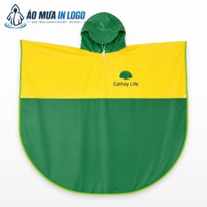 Cận cảnh mặt trước áo mưa poncho trẻ em với phần mũ trùm đầu tiện lợi