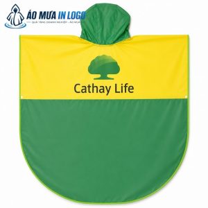 Cận cảnh mặt sau của áo mưa poncho Cathay Life phẳng phiu sau khi mở rộng