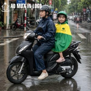 Hai mẹ con đồng hành trên xe máy với chiếc áo mưa trẻ em Cathay Life nổi bật