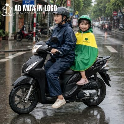 Hai mẹ con đồng hành trên xe máy với chiếc áo mưa trẻ em Cathay Life nổi bật