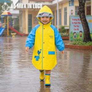 Bé vui vẻ tự tin sải bước dưới mưa đến trường nhờ thiết kế mũ trùm đầu thông minh