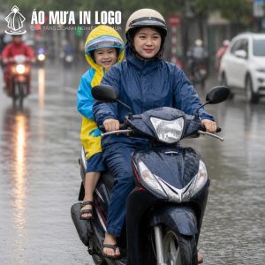 Phụ huynh an tâm đưa bé đi học bằng xe máy dưới trời mưa lớn