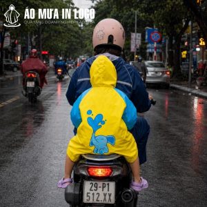 Mặt sau áo mưa in họa tiết chú voi con phun nước ngộ nghĩnh cùng diện tích in ấn rộng rãi