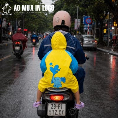 Mặt sau áo mưa in họa tiết chú voi con phun nước ngộ nghĩnh cùng diện tích in ấn rộng rãi