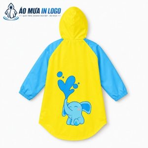 Họa tiết chú voi phun nước sinh động được in sắc nét ở mặt sau áo mưa