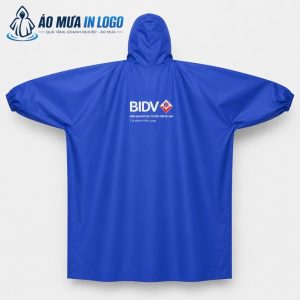Mặt sau áo mưa bít AM-DB05 hiển thị rõ ràng thông tin thương hiệu BIDV Chi nhánh Vĩnh Long được in lụa sắc nét.