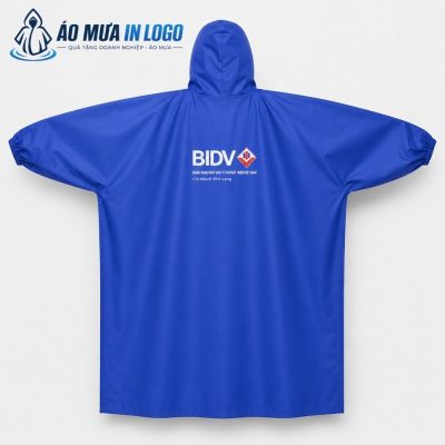 Mặt sau áo mưa bít AM-DB05 hiển thị rõ ràng thông tin thương hiệu BIDV Chi nhánh Vĩnh Long được in lụa sắc nét.