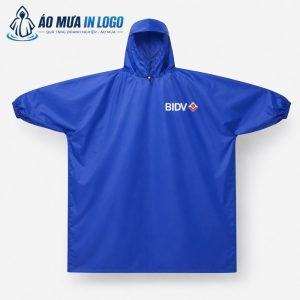 Mặt trước áo mưa bít AM-DB05 màu xanh dương đậm trải phẳng trên nền trắng làm nổi bật logo BIDV màu trắng đỏ ở ngực trái.